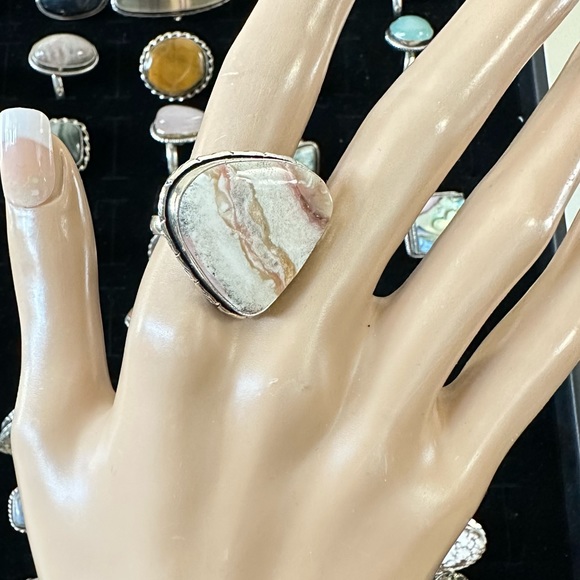 Is natural, banded, agate, teardrop, pear silver overlay stamped 925 size 8.5 - Picture 3 of 10